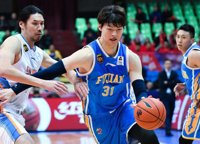 AYX-关键时刻体能课后，孟菲斯灰熊回应争议备战CBA常规赛，管理层满意，训练强度明显提升(雄鹿最新补强消息)