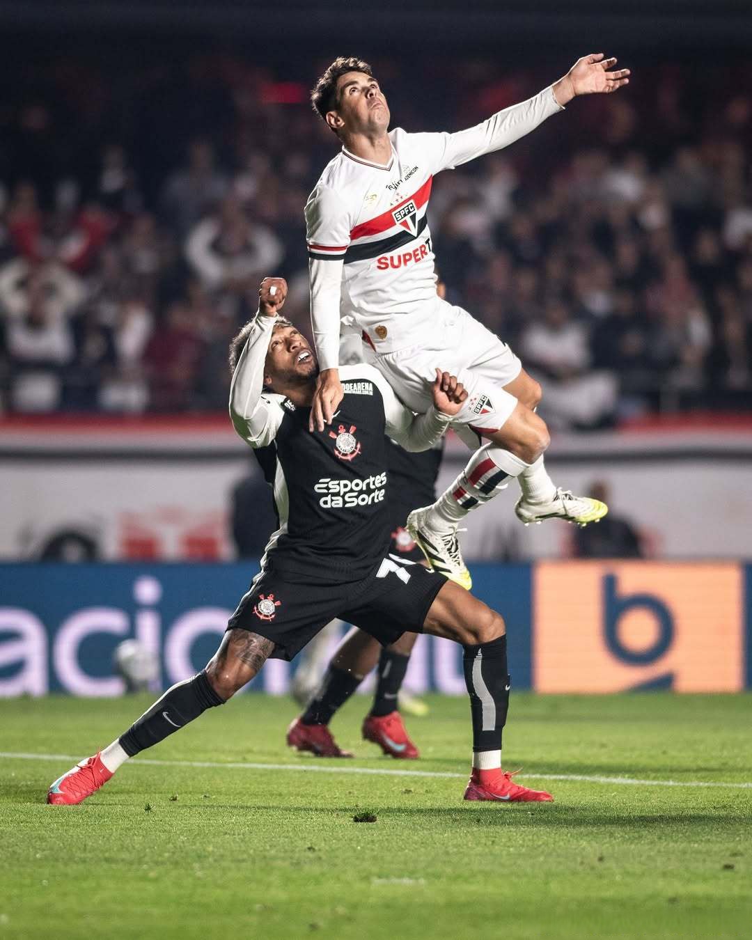 爱游戏-德罗巴回归赛场，势不可挡首场状态亮眼，独行侠观众沸腾！的简单介绍