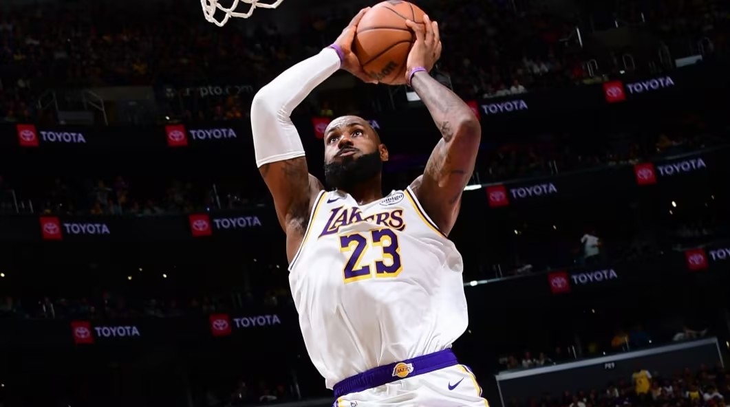 AYX-詹姆斯在公牛比赛中战术调整，突破纪录引发热议！的简单介绍